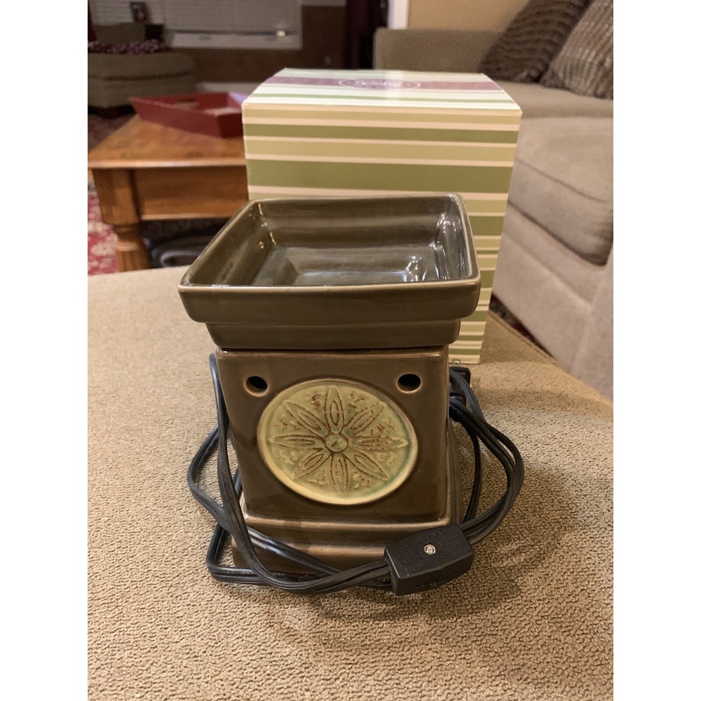Scentsy Wax Warmer Lotus Green with Round Medallion With Box (AH)